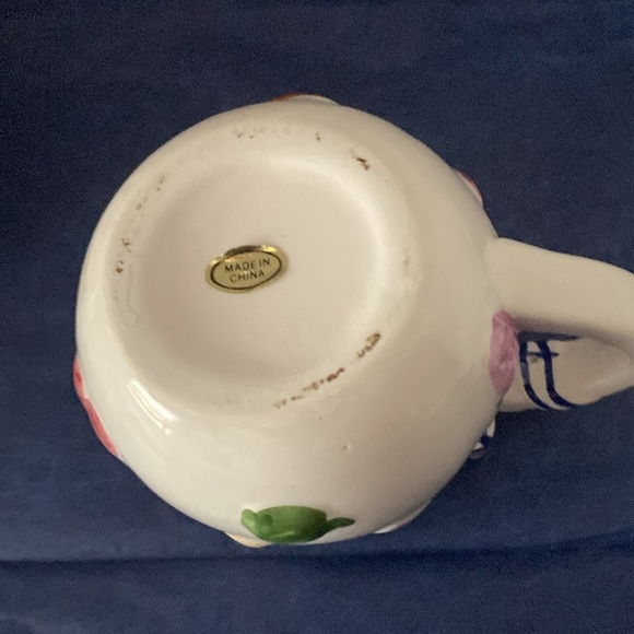 Ceramic sugar bowl and creamer set white with painted ribbon and bow design - Picture 5 of 11